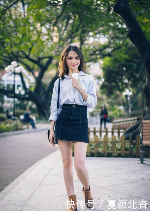 # 美女#蕾丝小姐姐非常有气质，街拍：时尚美女街拍搭配