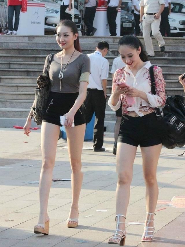 一个美丽的姐姐穿着优雅剪裁的短裤