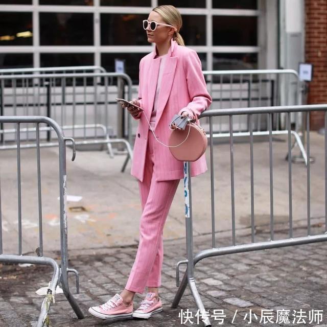  红色小方包：2020年最流行的“包包”，随意搭配都有范，美出不一样的高度