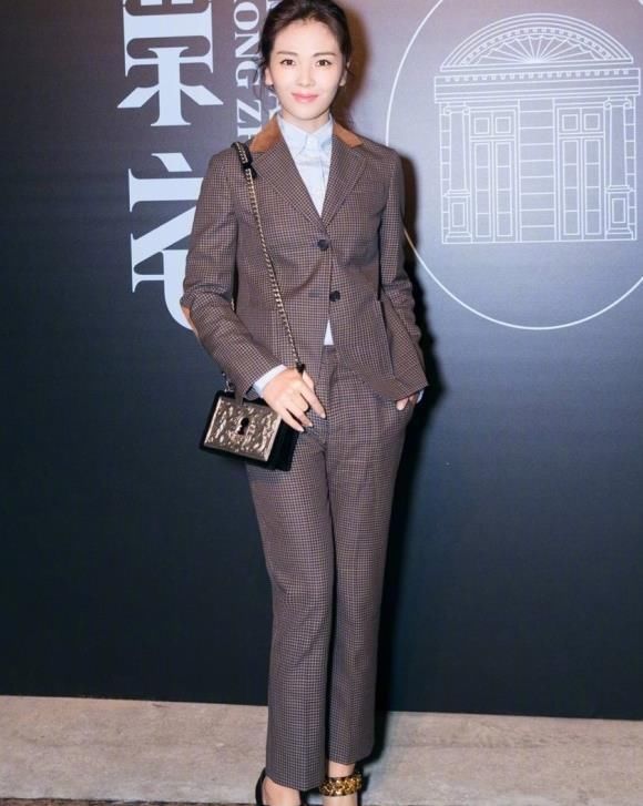 穿西装比男生还帅的6位女星，韩雪俞飞鸿霸气，陈数优雅十足