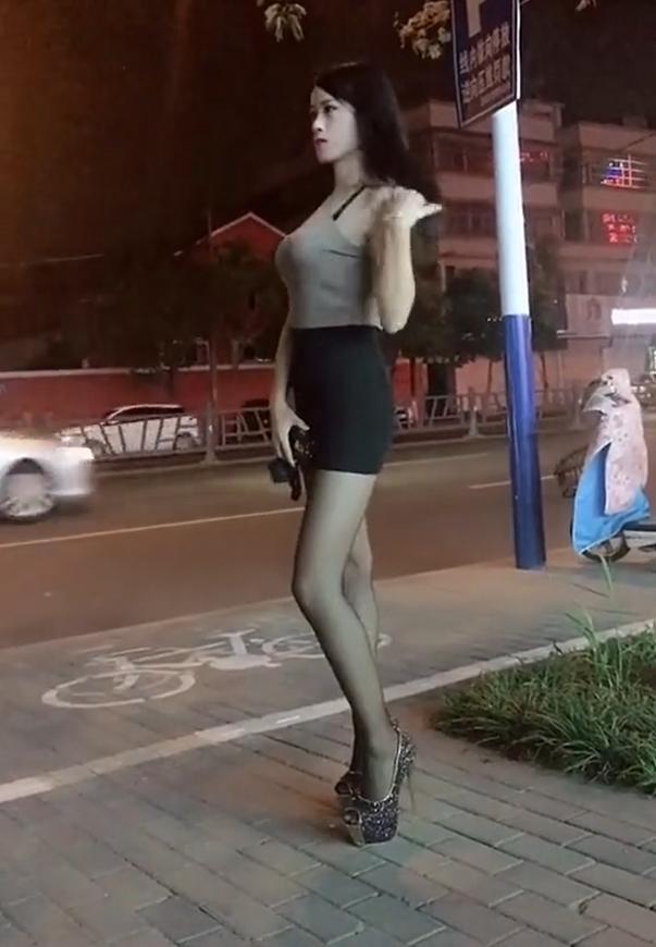 夜幕下站在街边的黑丝袜小姐姐，冰清玉洁，很有女人味!