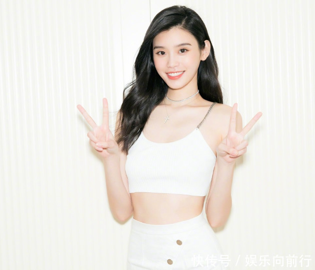 奚梦瑶又开始秀身材了,裙子直接开到腰部,网友:这样的她不红谁