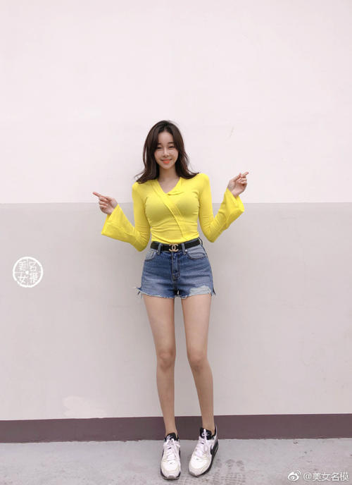 路人街拍，微胖的热裤小姐姐，身材有点好，有点美