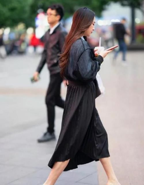  【小姐姐】潮范儿女神来了，街拍：肤白貌美的美女，一条黑色的连衣裙，时尚美丽大方气质