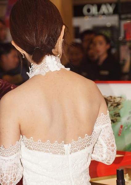 舒畅一改清纯形象，蕾丝装下美背一览无余！网友：真尴尬