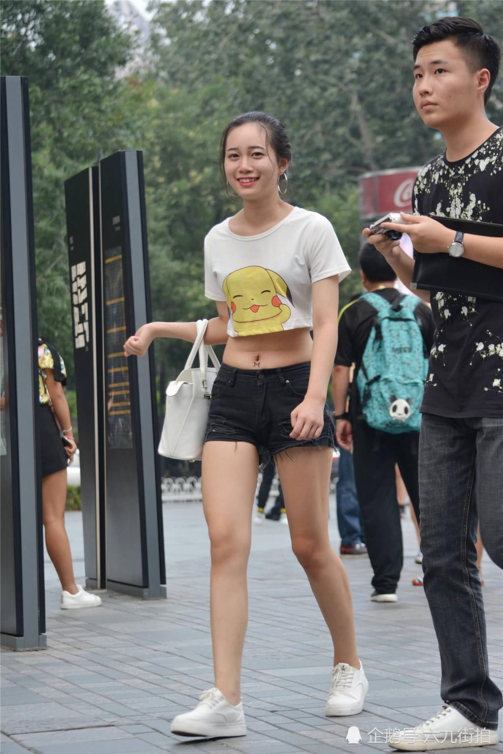  「半袖」低腰牛仔短裤搭配短衣襟半袖，穿出年轻感觉，清新又有活力