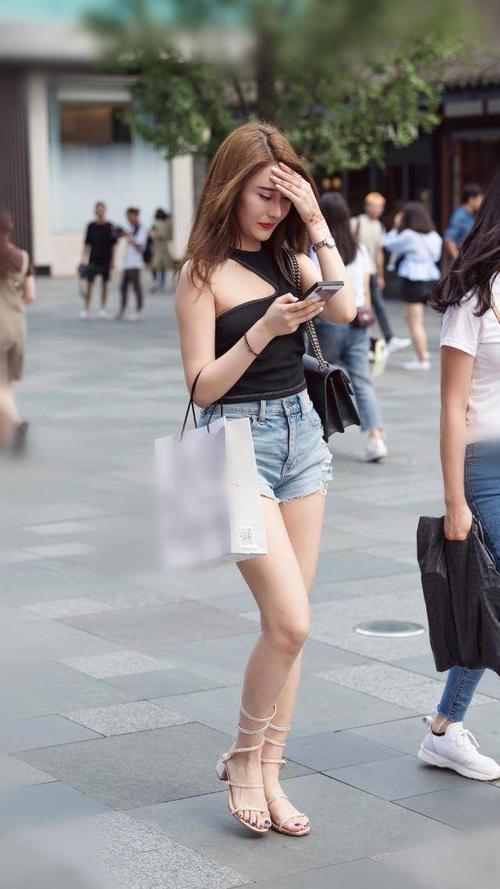 路人街拍，小姐姐穿着干练又时尚，窈窕身姿尽显典雅诱人的魅力！