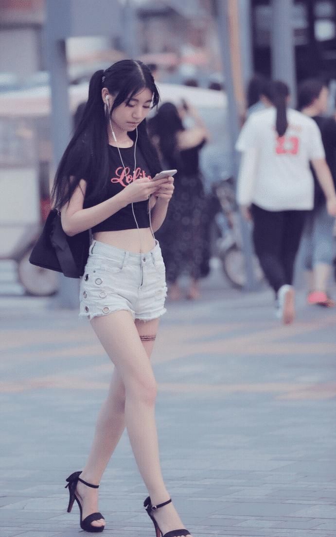  「位小姐姐」双马尾很常见，腿上的这双袜子还是第一次见