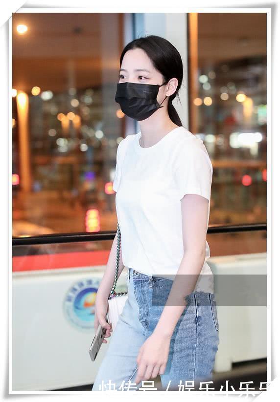 佟丽娅不得了！33岁穿T恤比欧阳娜娜还年轻，网友：这嫩扮的我服