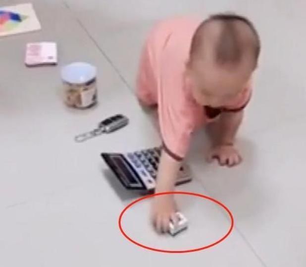  宝宝■奶奶安排“抓周”，宝宝随手抓起的小东西，让奶奶笑容逐渐凝固