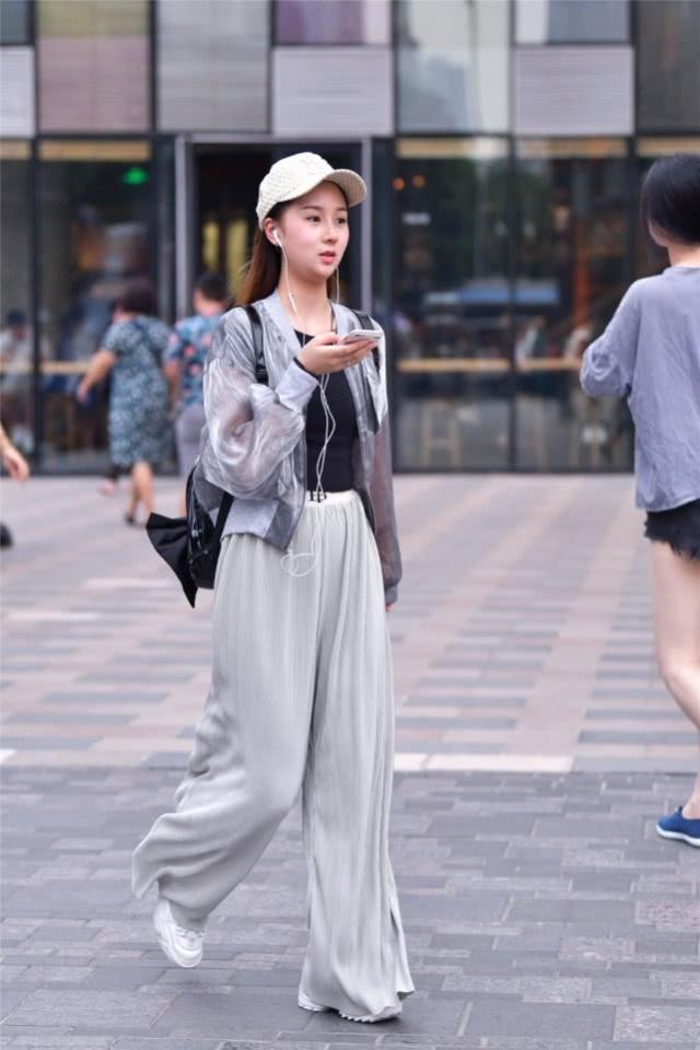  『轻松』街拍：清新时尚的小姐姐，风衣式的连衣裙潇洒大方，轻松秀出曼妙身姿