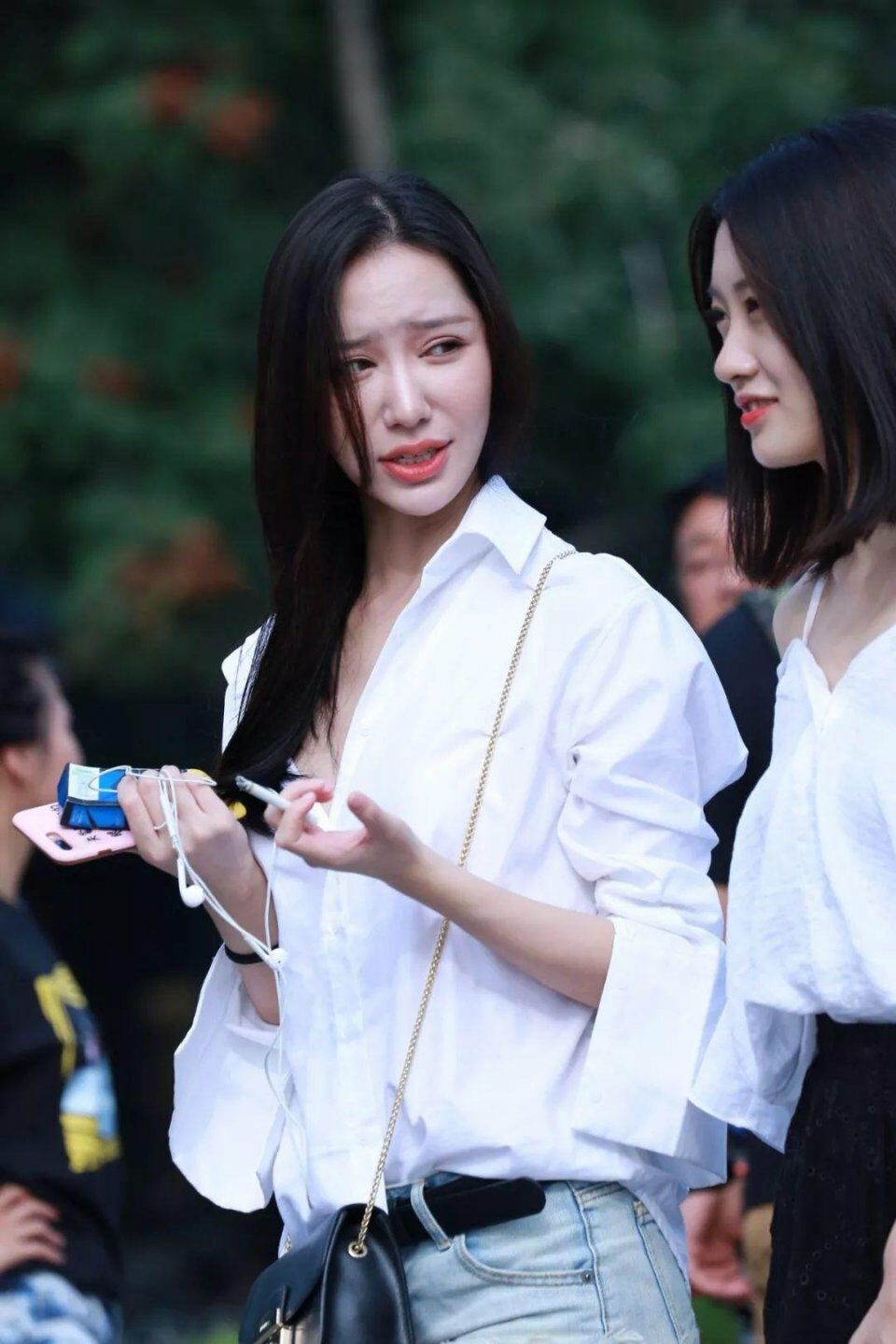 街拍路人:皮肤吹弹可破，闺蜜的吊带衣服惹眼!