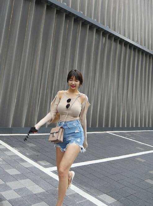 牛仔裤随意搭配就可以让你舒适又时尚，展现出青春活力的气息！