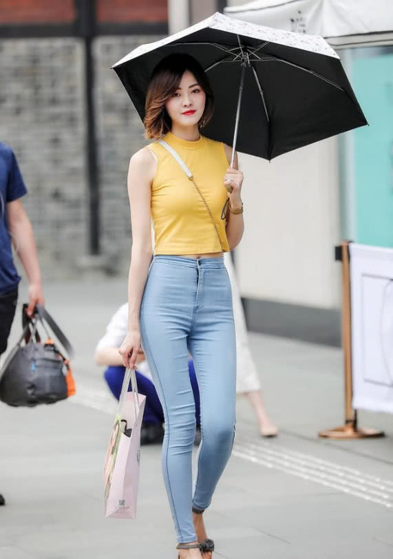 街拍:白皙靓丽性感的小姐姐,穿着看起来显瘦美感十足很有范!