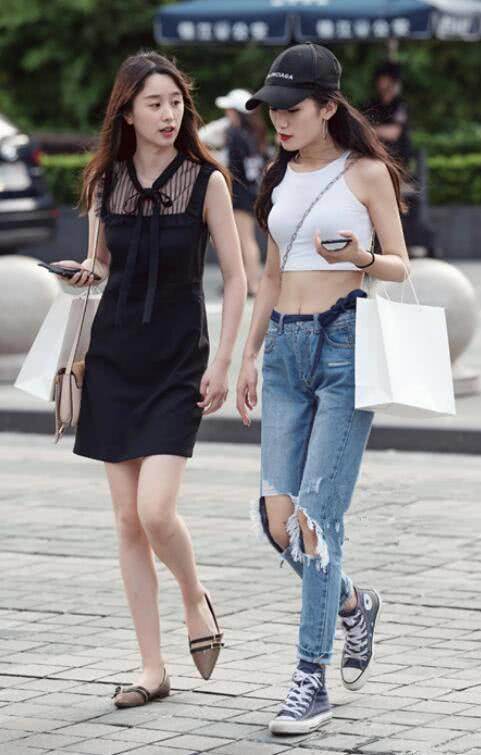 丰盈靓丽的牛仔裤美女肤白貌美，彰显魅力十足的女性韵味！