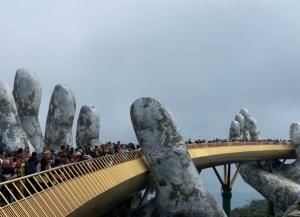 越南最“酷炫”的大桥，被两只“佛手”紧紧托住，耗资高达120亿