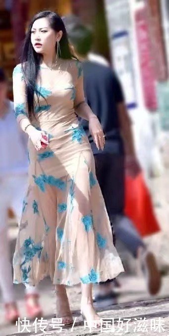 穿连衣裙的小姐姐，人美穿着又有品味，想不吸睛都难