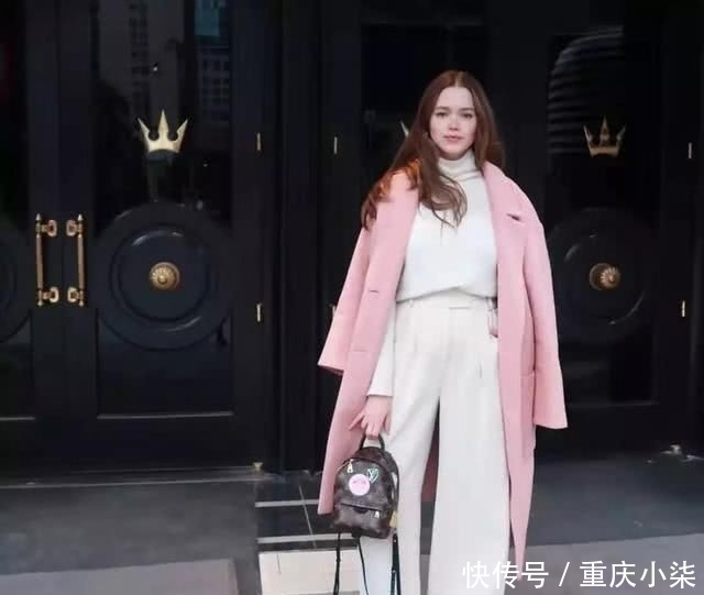「运动鞋的搭配」“短靴”不受宠了,春天“长大衣+运动鞋”最流行,时髦还显高