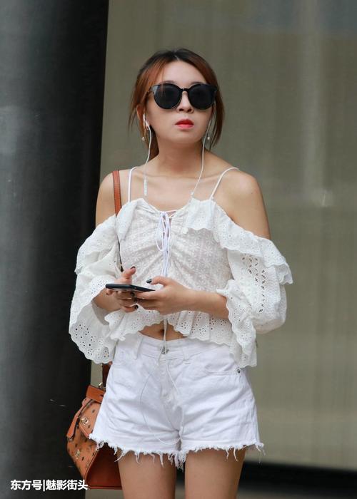 街拍：图一小姐姐白色蕾丝吊带衫露出性感的锁骨，甚是迷人