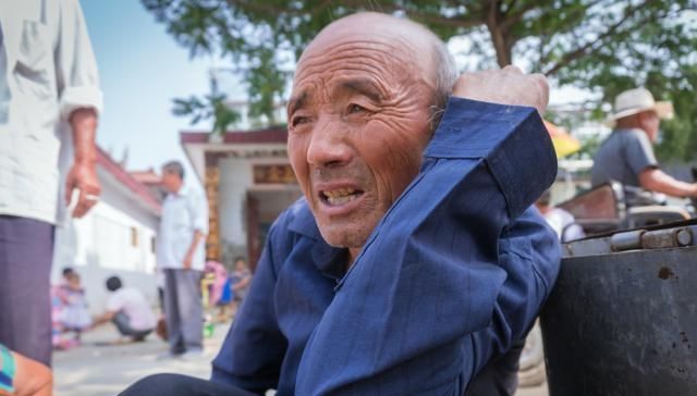  「路边」75岁老人走9里山路卖鹅蛋，6元一个无人问津，蹲在路边