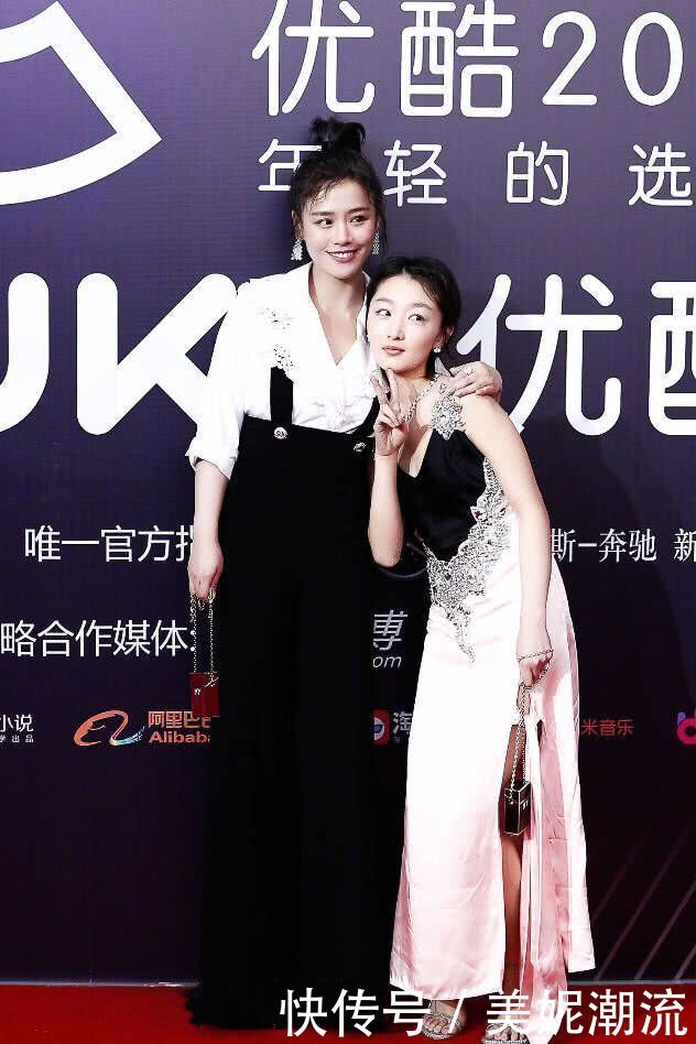 周冬雨真疯狂，竟敢穿件睡衣去走红毯，网友：好想拿个熨斗给她！