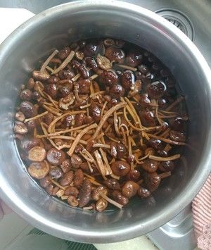  「饭菜」茶树菇炒肉，做法简单，超级好吃，美味可口的下饭菜