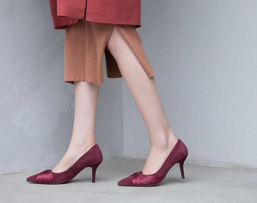 活力的尖头高跟鞋配色，充满俏丽淑女的格调