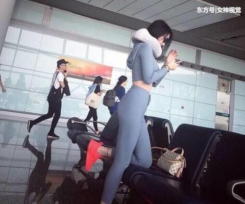 年轻自信的打底裤美女，穿出时髦女人味