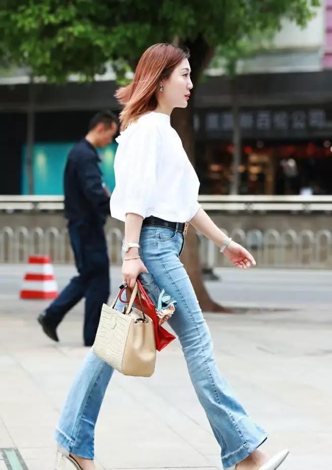 街拍:侧颜很淑女,蛮有气质的一位性感美女