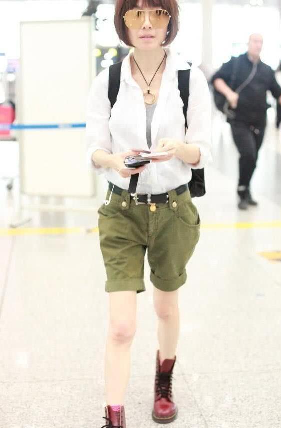 陈鲁豫机场穿短裤秀筷子腿，可白T恤上的汉字亮了！