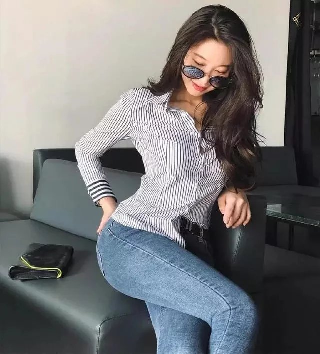 苗条美女专搭紧身牛仔裤，上身非常精神又时髦减龄！