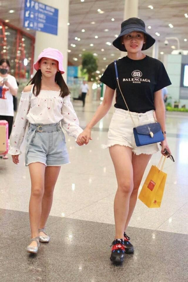 叶一茜机场终于换风格了，穿百褶阔腿裤气场开挂，早该这样穿了！