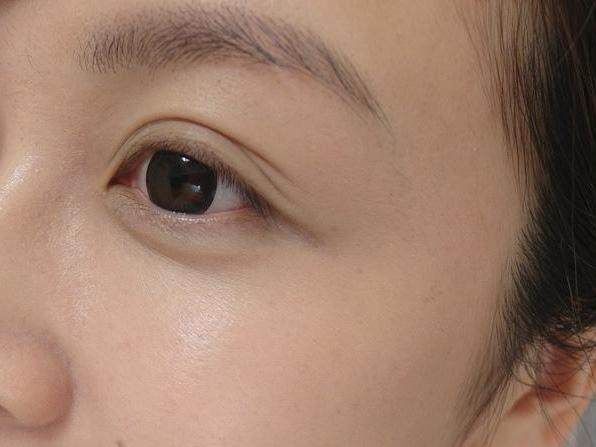 民间女中医偷偷说，药店一不值钱药膏!早晚抹!皱纹、眼袋全不找