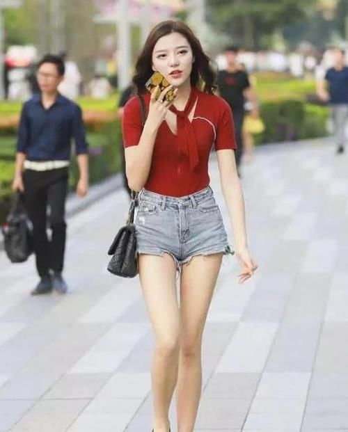  『皮肤』美女时尚街拍：皮肤白皙的小姐姐，一件红色上衣配牛仔短裤，青春活力气质