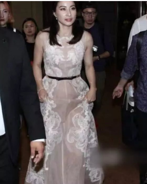 郭晶晶穿礼服出席活动，好身材一览无遗，网友:她的气场太强了!