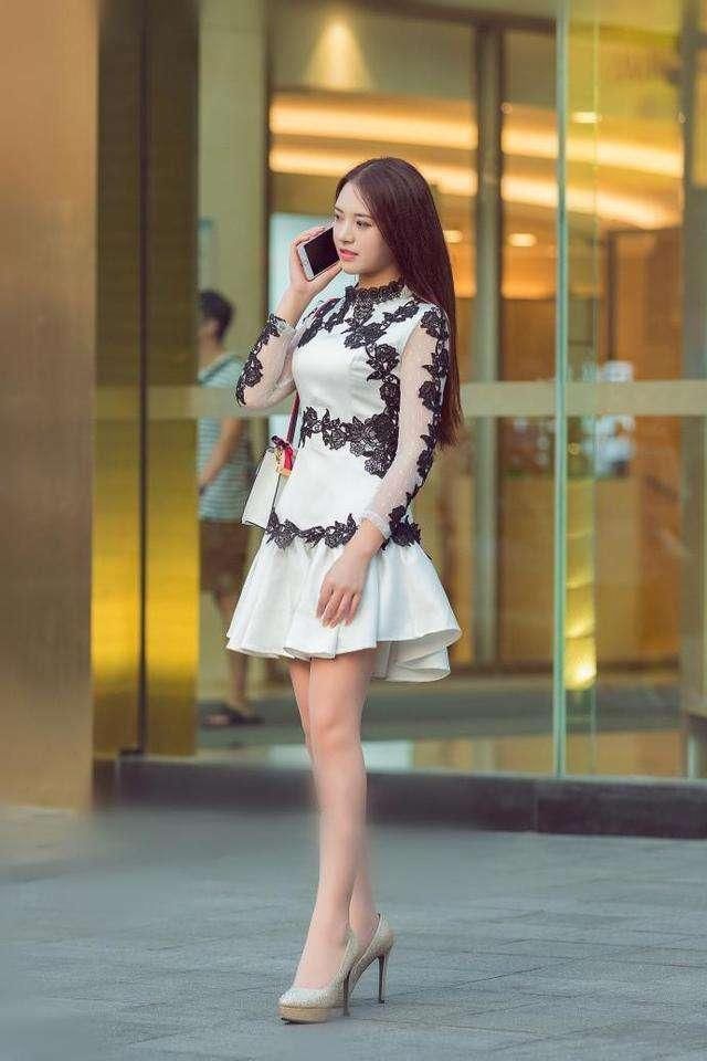 穿连衣裙的美女，显高显瘦还显白，抹胸的设计更是充满着诱惑力!