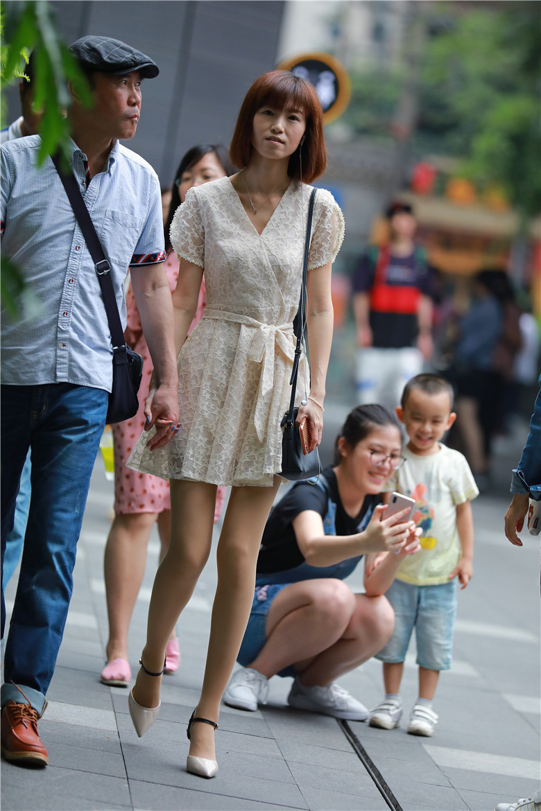 街拍联盟：白色连衣裙搭配肉色丝袜，淑女姐姐示范夏季最佳搭配