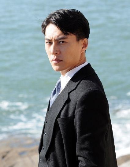  『红旗车』50辆红旗车接回援鄂医疗队，为何红旗牌汽车首位代言人是靳东