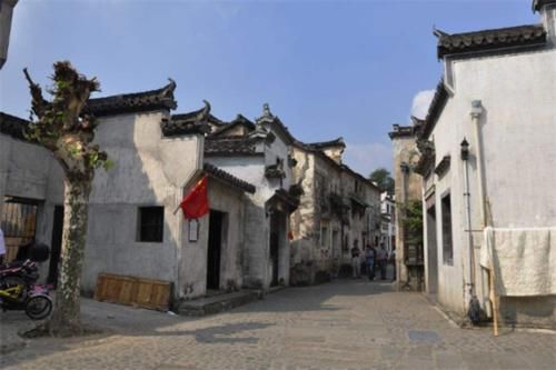 黄山有条美丽村庄,以木雕著称,长期游客稀少!