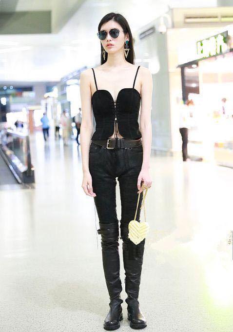 超模奚梦瑶刚换下马丁靴，可又穿上过膝长靴了，真的不热吗？