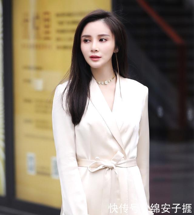 「丽人」街拍:时尚的小姐姐走路的样子,透着满满的自信!