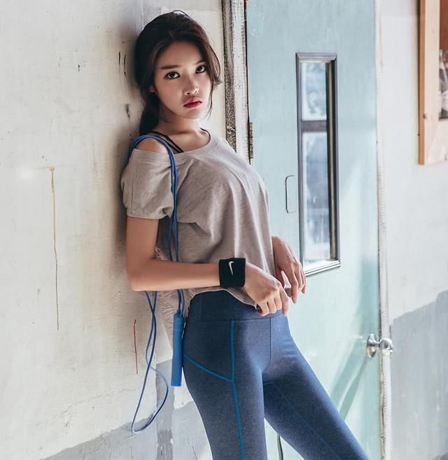 紧身裤彰显独特个性的时尚感，不管你是哪类女生基本上都是好穿搭