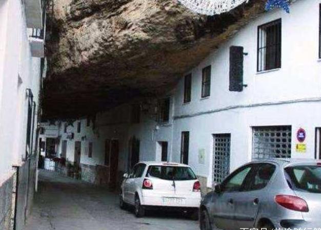 压在巨石底下的村庄，村民在此生活了几百年，不怕坍塌只怕这件事