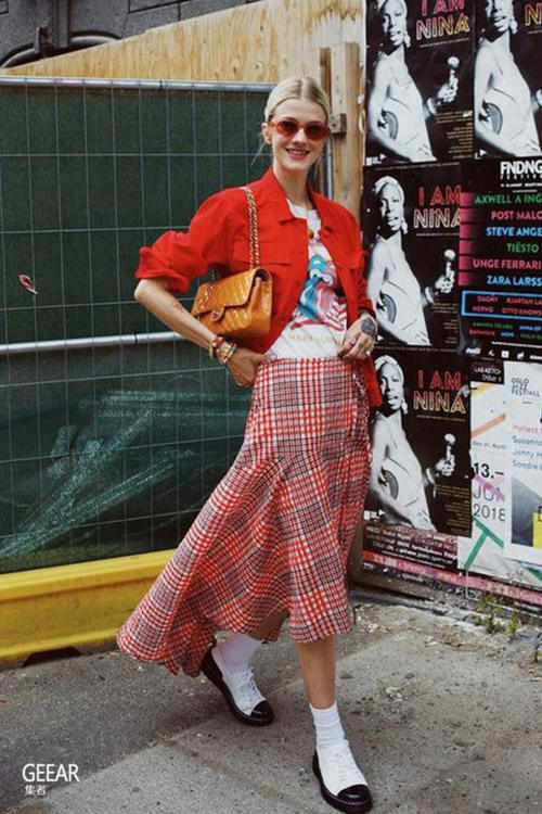 让时尚达人教你把格子裙怎样穿出经典时髦感!
