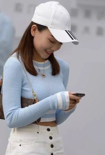 气质小姐姐抹胸搭配短裤大秀玲珑身材，阳光活泼却又青春无限