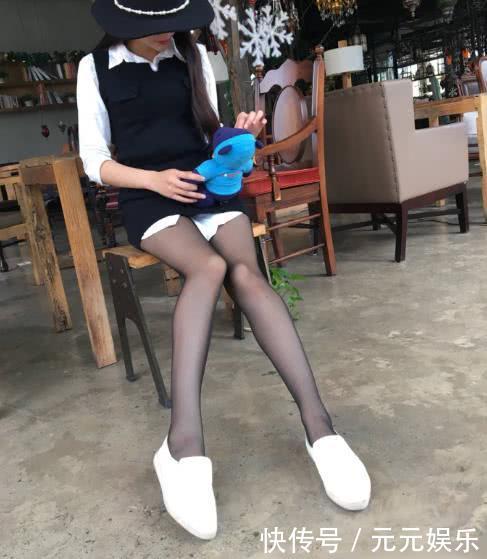 轻熟少妇的黑丝韵味展现俏丽美腿,下身玩起了消失,诱惑满满的感