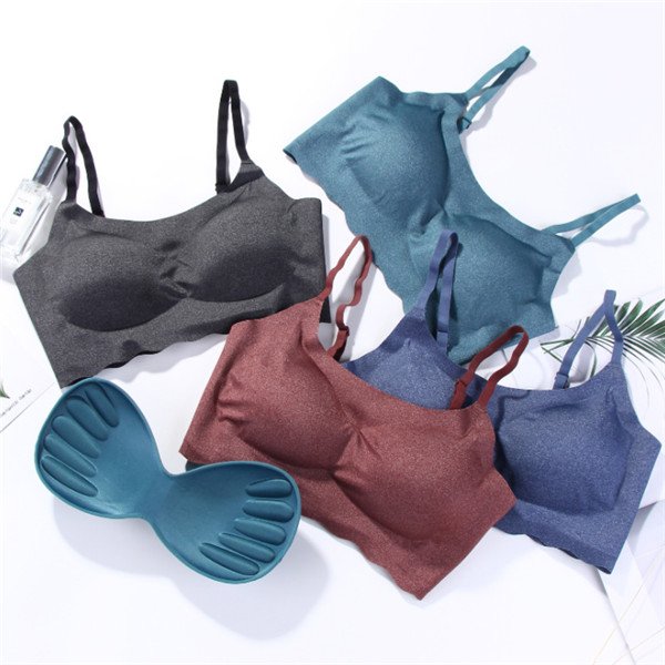 丰满女人不穿文胸，现在流行这样穿，性感迷人，十个男人九个着迷