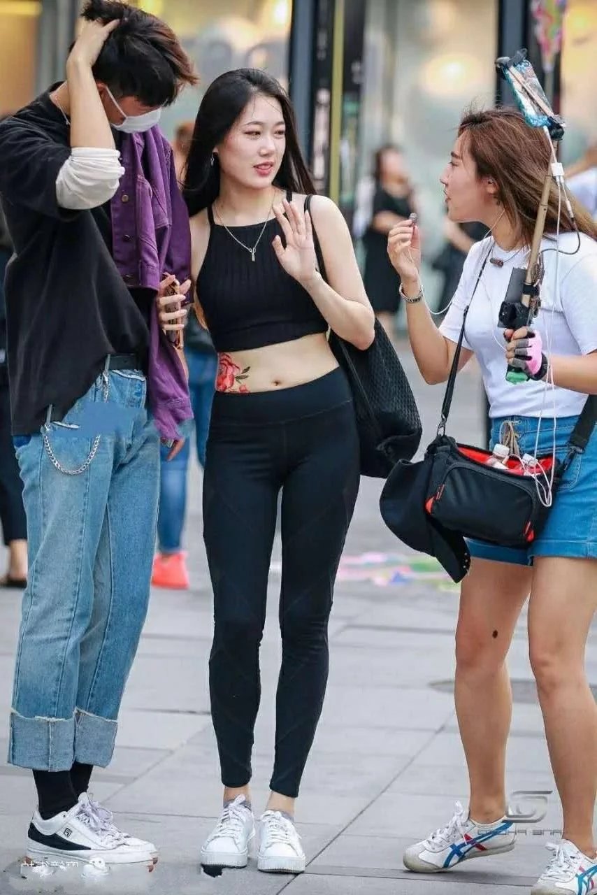 最萌身高差的情侣，小姐姐这身材很完美纹身非常靓眼