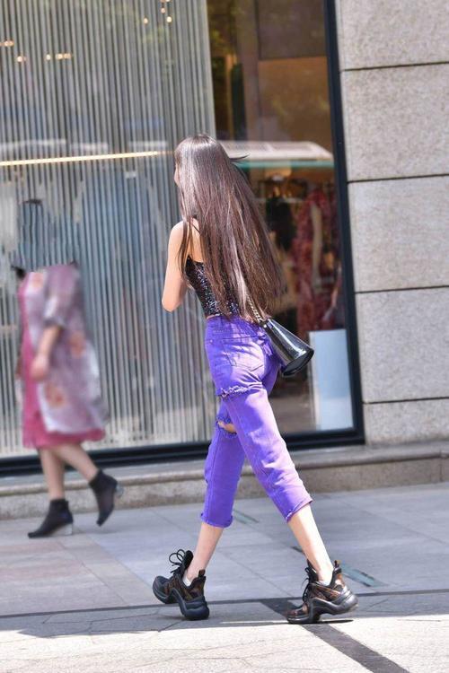 街拍：美女穿闪亮吊带背心，气场强大令人艳羡！