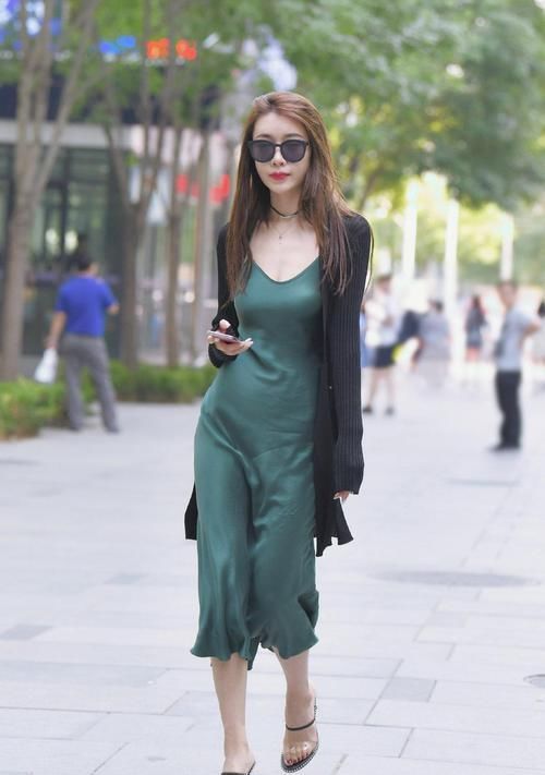  漂亮|这么漂亮的真丝裙，当然能衬托出她的美